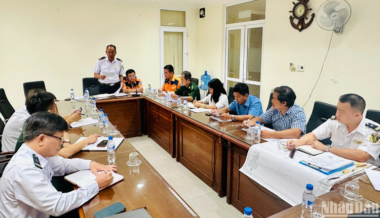 Các cơ quan chức năng họp triển khai phương án mới để tìm kiếm nạn nhân. Các cơ quan chức năng họp triển khai phương án mới để tìm kiếm nạn nhân.