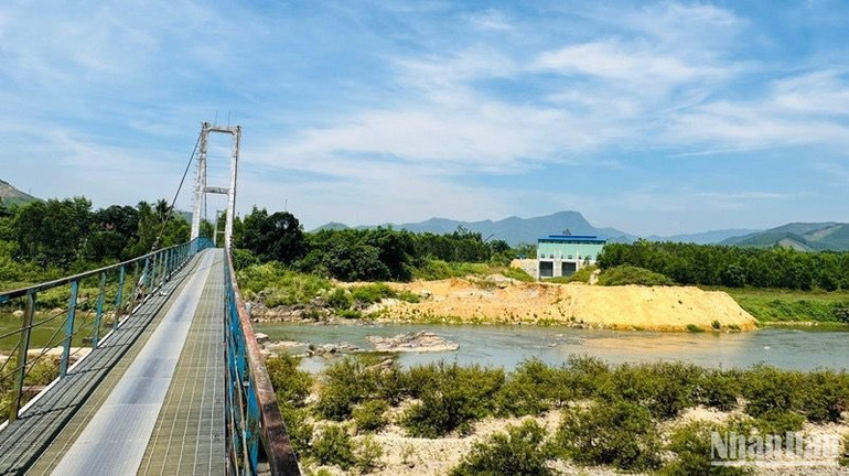 Núi đất, bãi thải vùng sông suối gây nguy hiểm cho cầu treo Tân Long và các công trình dân sinh khác của huyện Ba Tơ. (Ảnh ĐÔNG HUYỀN)