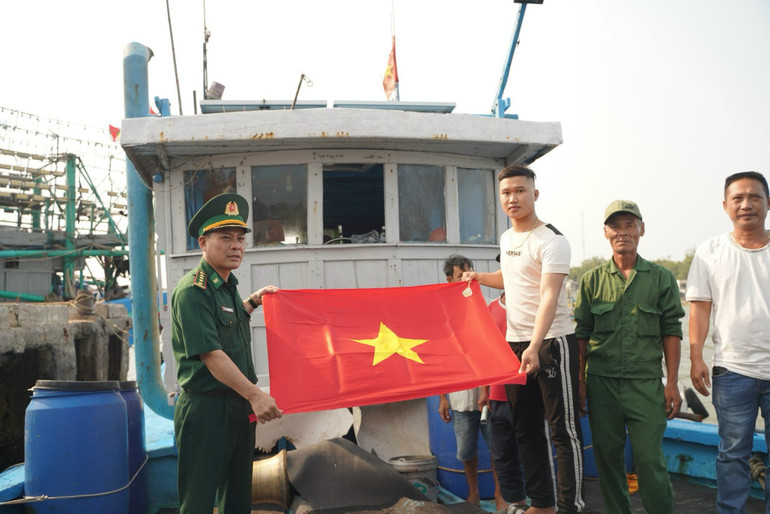 Tặng cờ Tổ quốc cho nhân dân khu vực biên giới biển tỉnh Quảng Ngãi ảnh 3