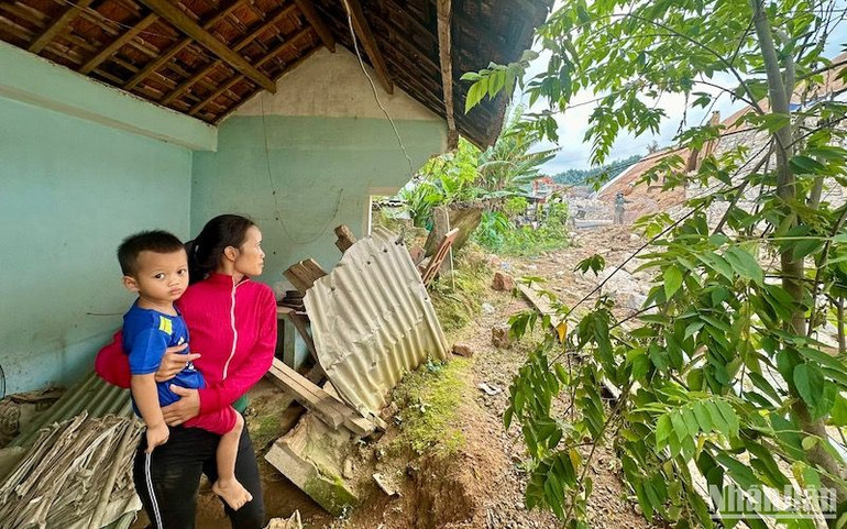 Mẹ con chị Đinh Thị Thẻo vẫn lo lắng dù đã có công trình phòng, chống sạt lở Mẹ con chị Đinh Thị Thẻo vẫn lo lắng dù đã có công trình phòng, chống sạt lở