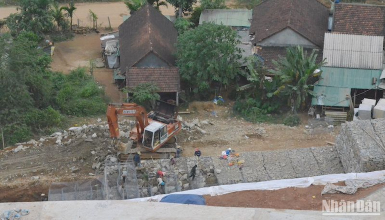 Thi công tường chắn rọ đá dưới chân núi Van Cà Vãi Thi công tường chắn rọ đá dưới chân núi Van Cà Vãi