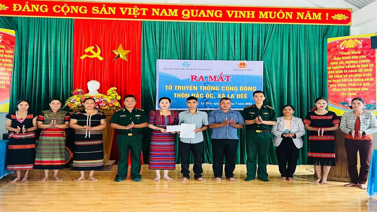 Tổ truyền thông cộng đồng thôn, xã góp phần đưa thông tin, chính sách về với nhân dân.