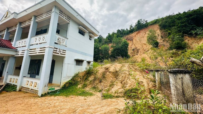 Sạt lở núi vùi lấp một phần trụ sở Liên đoàn lao động huyện Sơn Tây đe dọa tính mạng cán bộ, nhân viên đơn vị