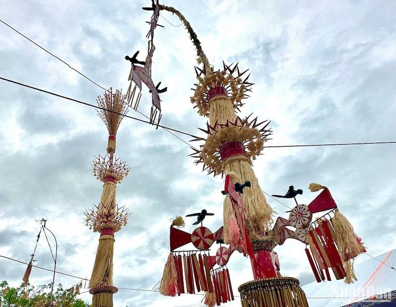 Nêu gấk xa glák nghĩa là cây nêu phướn, vì lẽ trên đầu nêu có lá phướn dài thả xuống, đầu nêu có chim chèo bẻo được trang trí vô cùng rực rỡ.