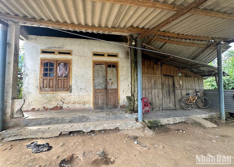 Nhiều căn nhà vắng bóng người lớn. Nhiều căn nhà vắng bóng người lớn.