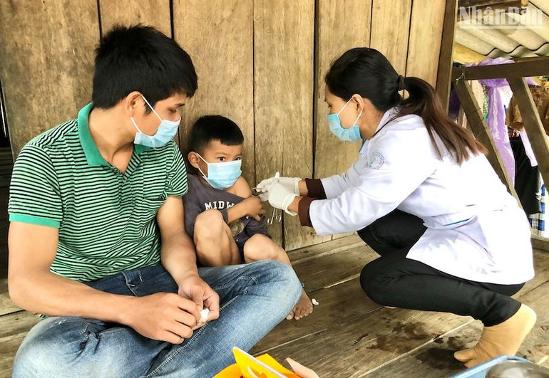 Chăm lo cuộc sống, chăm sóc sức khỏe cho bà con nhân dân miền cao Ba Tơ.