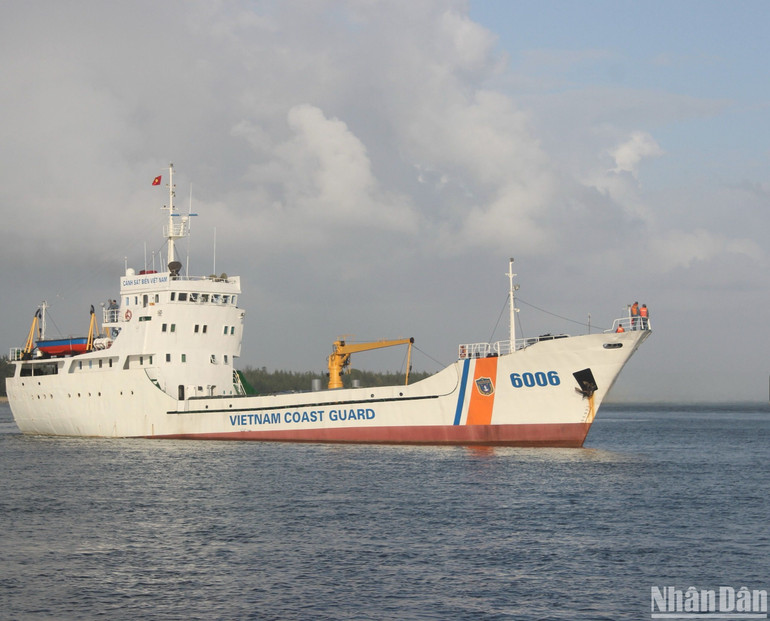 Tàu CCSB 6006 cùng tham gia tìm kiếm thuyền viên bị nạn