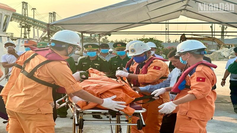 Đến nay cơ quan chức năng chưa xác định được bao nhiêu người gặp nạn trên tàu, sà lan