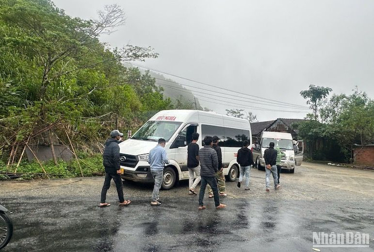 Những chuyến xe đưa lao động huyện Trà Bồng đi các tỉnh Tây Nguyên. Những chuyến xe đưa lao động huyện Trà Bồng đi các tỉnh Tây Nguyên.