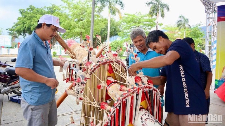 Nghệ nhân tích cực sáng tạo, niềm say mê nghệ thuật truyền thống dân gian để cùng lan tỏa giá trị văn hóa đặc sắc.