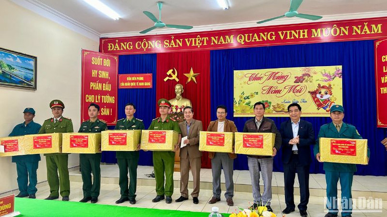 Tặng quà cho chính quyền địa phương, các đơn vị, lực lượng địa bàn biên giới huyện Nam Giang. Tặng quà cho chính quyền địa phương, các đơn vị, lực lượng địa bàn biên giới huyện Nam Giang.