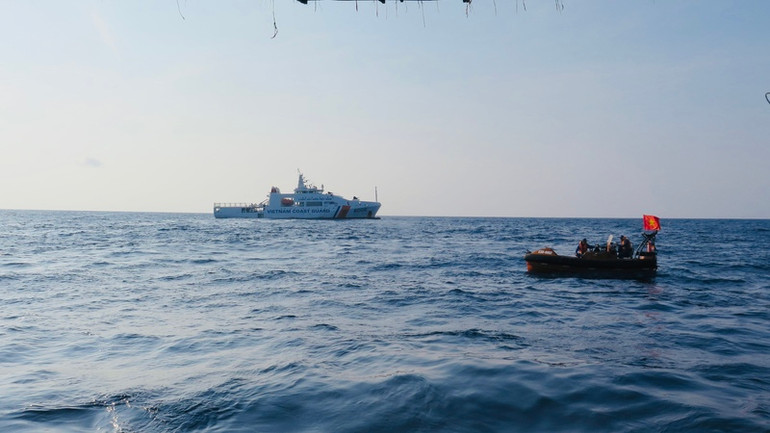 Công tác tìm kiếm ngư dân chìm tàu vẫn đang thực hiện.