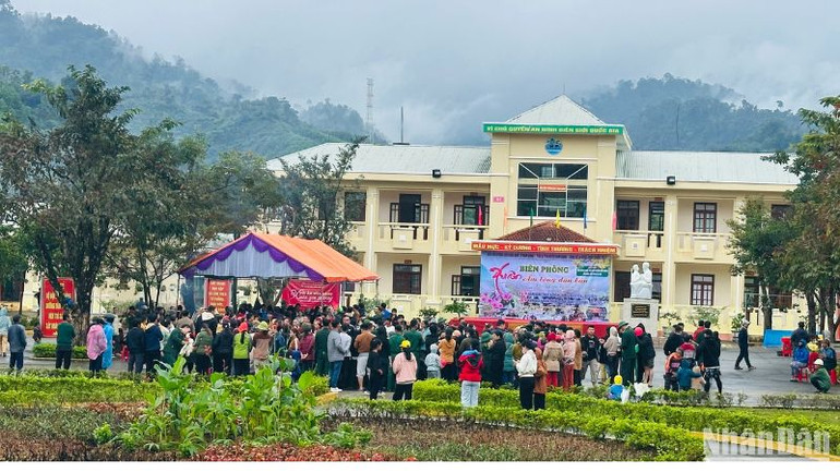 Bà con nhân dân hai xã biên giới La Dêê và Đắc Tôi cùng cán bộ, chiến sĩ và chính quyền dự các lễ hội vui xuân