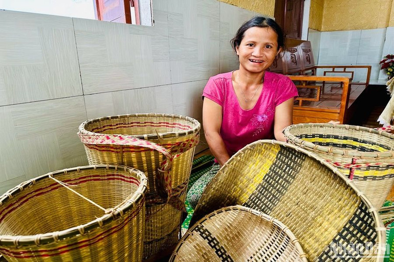 Về làng mới, chị Đinh Thị Duyên học nghề để có thêm thu nhập cho gia đình. Về làng mới, chị Đinh Thị Duyên học nghề để có thêm thu nhập cho gia đình.