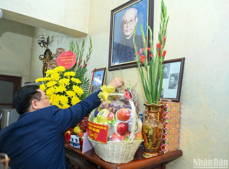 Chủ tịch Quốc hội Vương Đình Huệ thắp hương tưởng nhớ cố Trưởng Ban Thường trực Quốc hội Bùi Bằng Đoàn. (Ảnh: DUY LINH) Chủ tịch Quốc hội Vương Đình Huệ thắp hương tưởng nhớ cố Trưởng Ban Thường trực Quốc hội Bùi Bằng Đoàn. (Ảnh: DUY LINH)