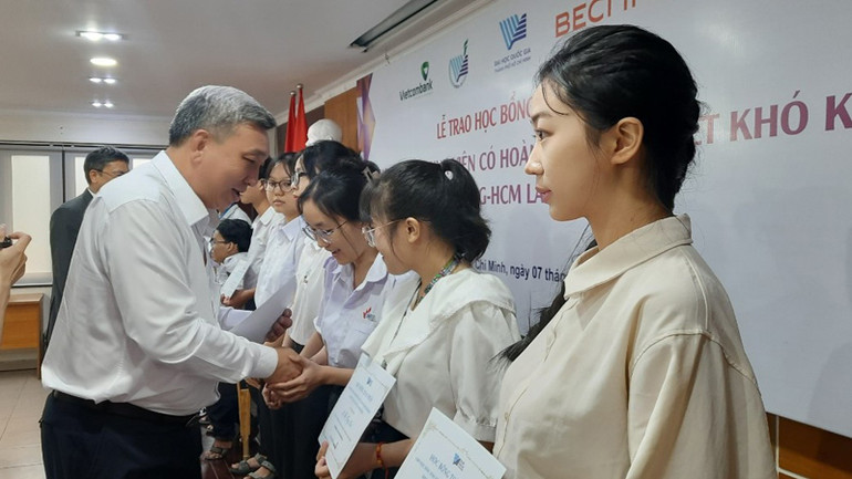 Nhà tài trợ trao học bổng cho sinh viên có hoàn cảnh đặc biệt khó khăn.