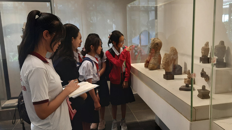 Học sinh Thành phố Hồ Chí Minh tham quan Bảo tàng Lịch sử Thành phố Hồ Chí Minh.