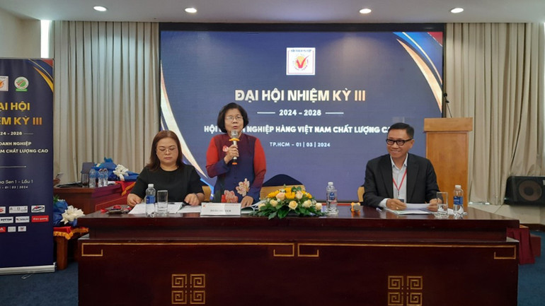 Bà Vũ Kim Hạnh, Chủ tịch Hội Doanh nghiệp hàng Việt Nam chất lượng cao nhiệm kỳ 3 phát biểu tại Đại hội.