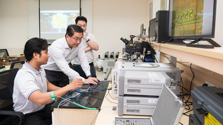 Sinh viên Đại học Quốc gia Thành phố Hồ Chí Minh học tập tại Phòng Thí nghiệm Vi mạch và Hệ thống cao tần. (Ảnh Thiện Thông)