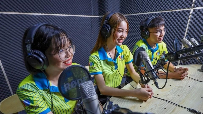 Sinh viên Trường cao đẳng Phát thanh-Truyền hình 2 trong giờ thực hành. Sinh viên Trường cao đẳng Phát thanh-Truyền hình 2 trong giờ thực hành.