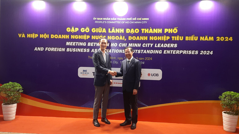 Đồng chí Phan Văn Mãi, Chủ tịch Ủy ban nhân dân Thành phố Hồ Chí Minh (bên phải ảnh) chụp ảnh lưu niệm với đại diện doanh nghiệp. Đồng chí Phan Văn Mãi, Chủ tịch Ủy ban nhân dân Thành phố Hồ Chí Minh (bên phải ảnh) chụp ảnh lưu niệm với đại diện doanh nghiệp.