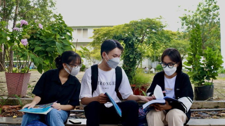 Các thí sinh tranh thủ ôn bài trước khi bước vào Kỳ thi Đánh giá năng lực tại Thành phố Hồ Chí Minh.