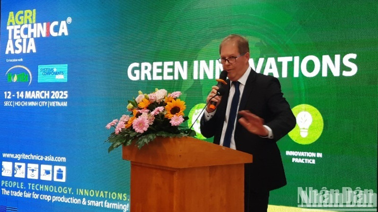 Ông Peter Grothues, thành viên Hội đồng Thị trường DLG phát biểu tại họp báo.