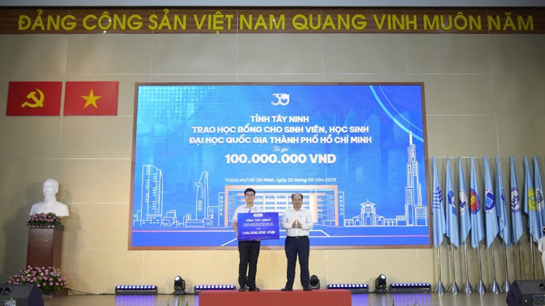 Đại diện tỉnh Tây Ninh trao học bổng cho các sinh viên Đại học Quốc gia Thành phố Hồ Chí Minh.