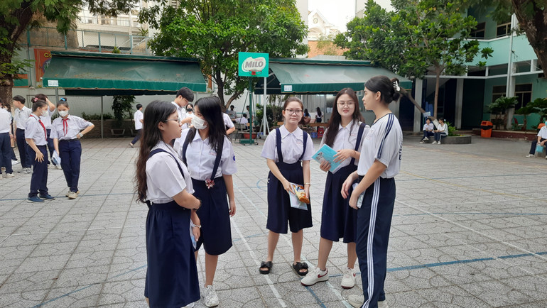 Học sinh Thành phố Hồ Chí Minh tham gia Kỳ thi tuyển sinh lớp 10 công lập. Học sinh Thành phố Hồ Chí Minh tham gia Kỳ thi tuyển sinh lớp 10 công lập.