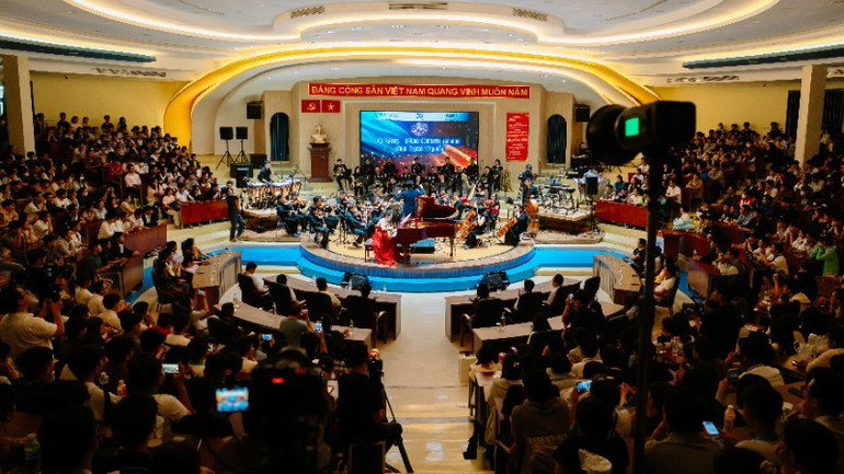 Quang cảnh Chương trình hòa nhạc "Giao hòa của âm sắc"