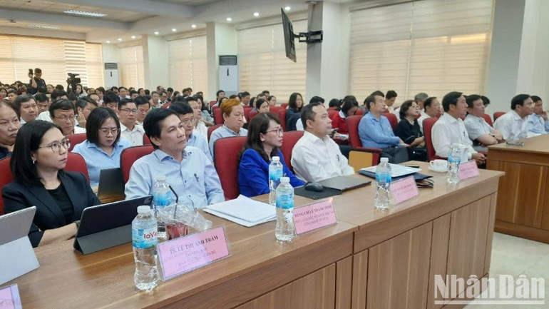 Các đại biểu tham dự tọa đàm.