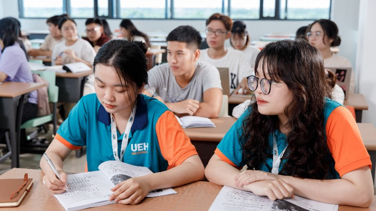 Sinh viên Đại học Kinh tế Thành phố Hồ Chí Minh trong giờ học tập,