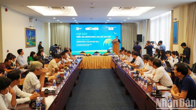 Quang cảnh buổi họp báo.