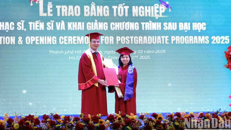 Lãnh đạo Trường đại học Luật Thành phố Hồ Chí Minh trao bằng tốt nghiệp.