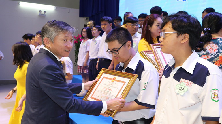 Lãnh đạo Sở Giáo dục và Đào tạo Thành phố Hồ Chí Minh trao Bằng khen cho học sinh giỏi.