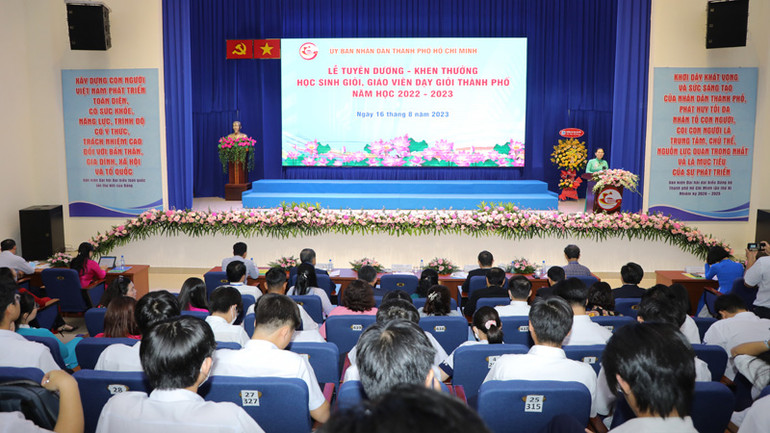 Quang cảnh buổi lễ tuyên dương, khen thưởng học sinh giỏi, giáo viên dạy giỏi thành phố năm học 2022-2023.