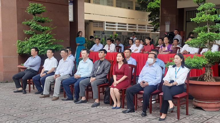 Các đại biểu tham dự buổi sinh hoạt dưới cờ.