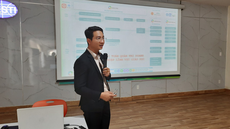 Chuyên gia giới thiệu về giải pháp chuyển đổi số trong trường học