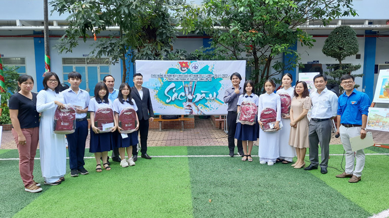 Cuộc thi vẽ sắc màu do Trường THPT Nguyễn Du, quận 10, Thành phố Hồ Chí Minh tổ chức.