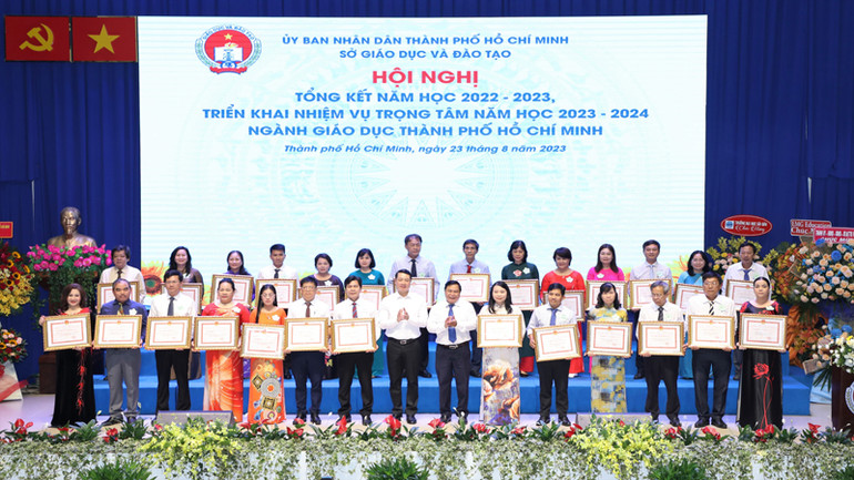 Các đơn vị giáo dục có thành tích xuất sắc trong năm học 2022-2023 vinh dự nhận bằng khen của Chủ tịch Ủy ban nhân dân Thành phố Hồ Chí Minh. Các đơn vị giáo dục có thành tích xuất sắc trong năm học 2022-2023 vinh dự nhận bằng khen của Chủ tịch Ủy ban nhân dân Thành phố Hồ Chí Minh.
