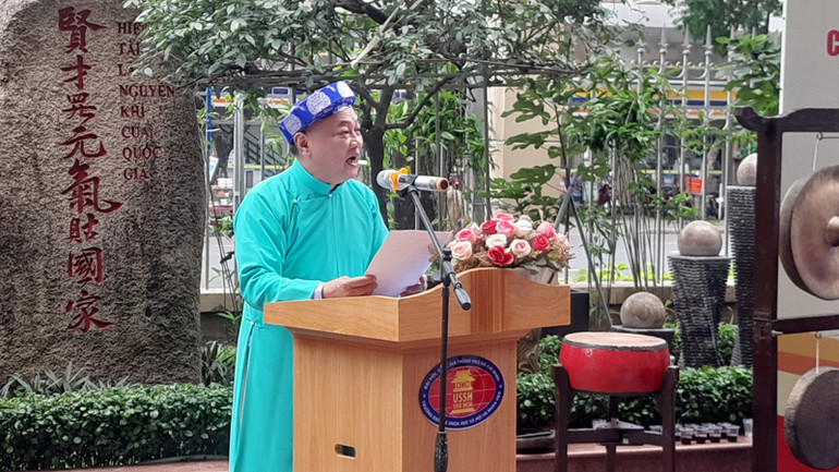 Tiến sĩ Phan Thanh Định, Phó Bí thư Đảng ủy, Phó Hiệu trưởng Trường đại học Khoa học xã hội và Nhân văn đọc diễn văn chào mừng.