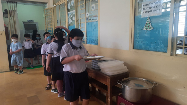 Giờ ăn bán trú của học sinh Trường tiểu học Phan Đình Phùng, quận 3, Thành phố Hồ Chí Minh.