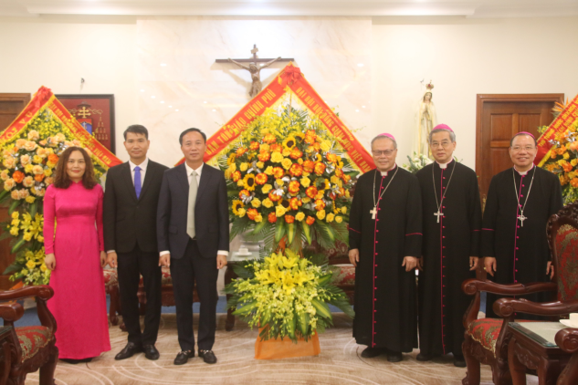 Ban Tôn giáo Chính phủ thăm và chúc mừng Đại hội Hội đồng Giám mục Việt Nam lần thứ XV. (Ảnh: Ban Tôn giáo Chính phủ)