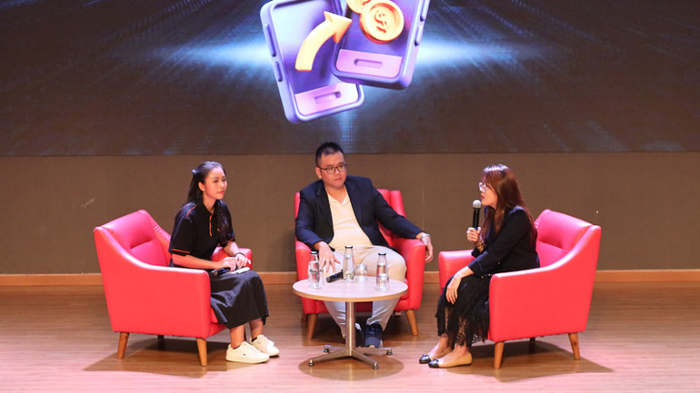 Các đại biểu trao đổi về FinTech tại buổi giới thiệu chương trình.