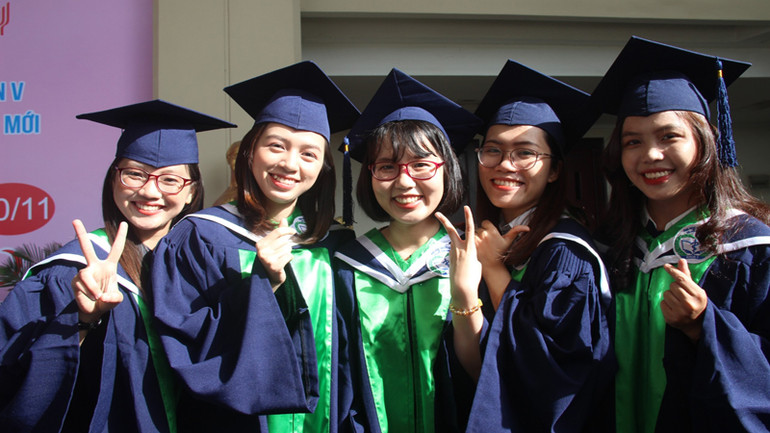 Sinh viên Khoa Y, Đại học Quốc gia Thành phố Hồ Chí Minh (nay là Trường đại học Khoa học Sức khỏe) tại lễ tốt nghiệp.