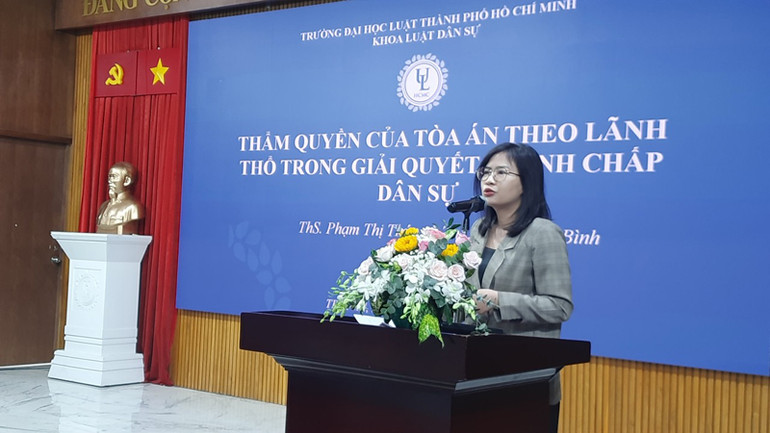 Chuyên gia phát biểu tại hội thảo “Góp ý sửa đổi, bổ sung Bộ luật Tố tụng Dân sự năm 2015 từ yêu cầu của thực tiễn xét xử”.