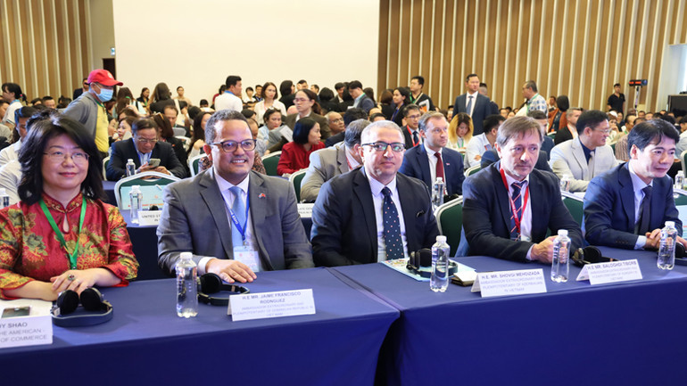 Các đại biểu tham dự chuỗi sự kiện “Kết nối chuỗi cung ứng hàng hóa quốc tế 2024”. Các đại biểu tham dự chuỗi sự kiện “Kết nối chuỗi cung ứng hàng hóa quốc tế 2024”.