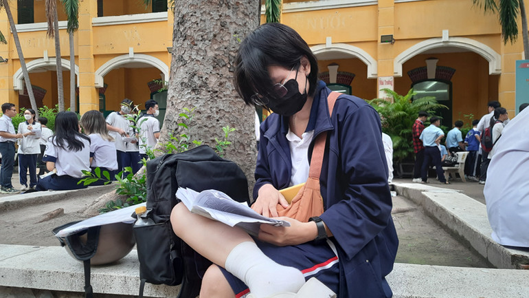 Tranh thủ ôn bài trước khi vào thi.