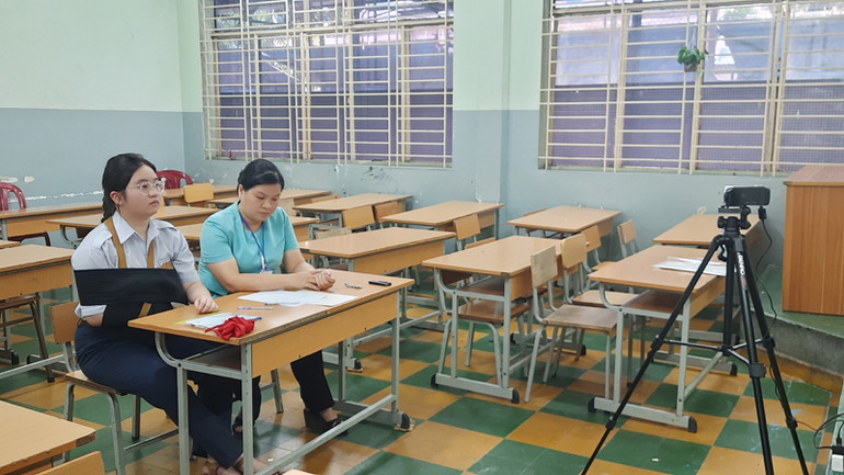 Trong khi làm bài, có camera giám sát trong suốt quá trình thi.