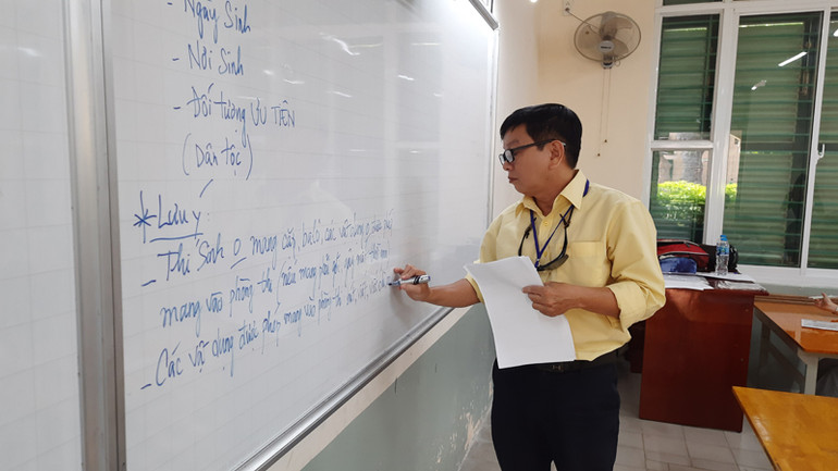 Cán bộ coi thi tại điểm thi Trường trung học phổ thông Lê Quý Đôn phổ biến quy chế thi cho các thí sinh.